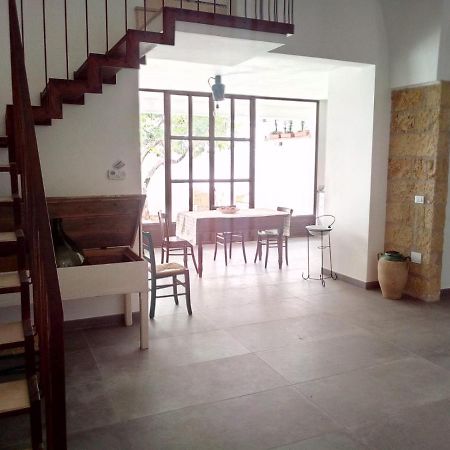 לינה וארוחת בוקר קסטריניאנו דל קאפו Cortile Calinea מראה חיצוני תמונה