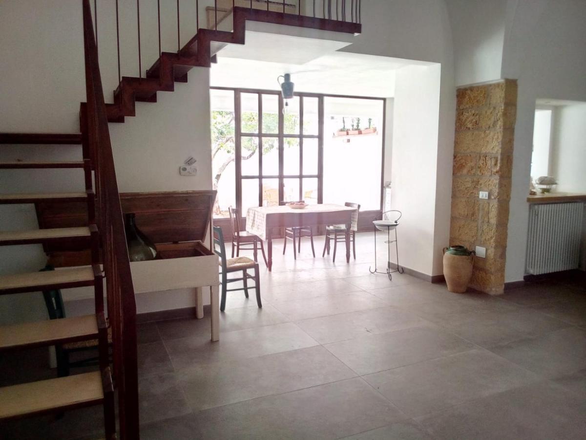 לינה וארוחת בוקר קסטריניאנו דל קאפו Cortile Calinea מראה חיצוני תמונה