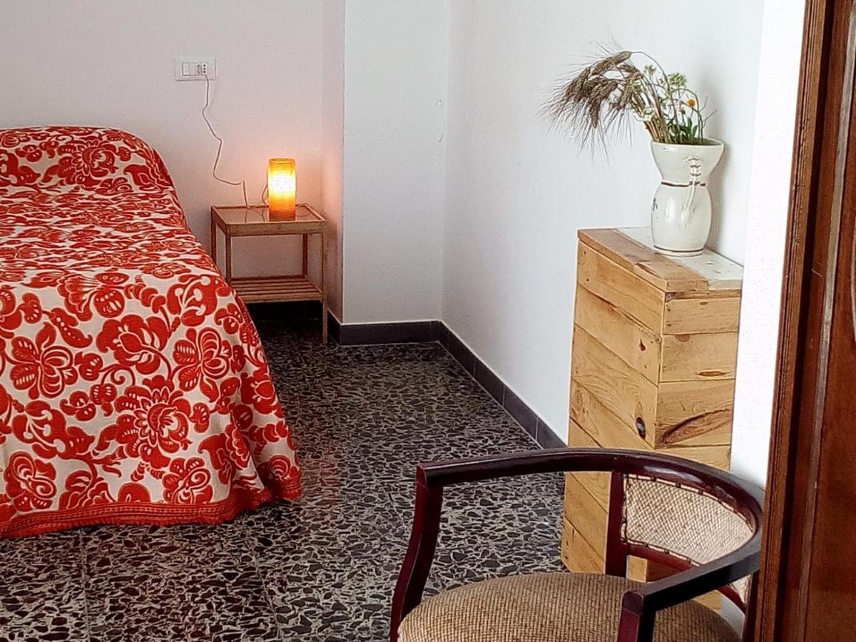 לינה וארוחת בוקר קסטריניאנו דל קאפו Cortile Calinea מראה חיצוני תמונה