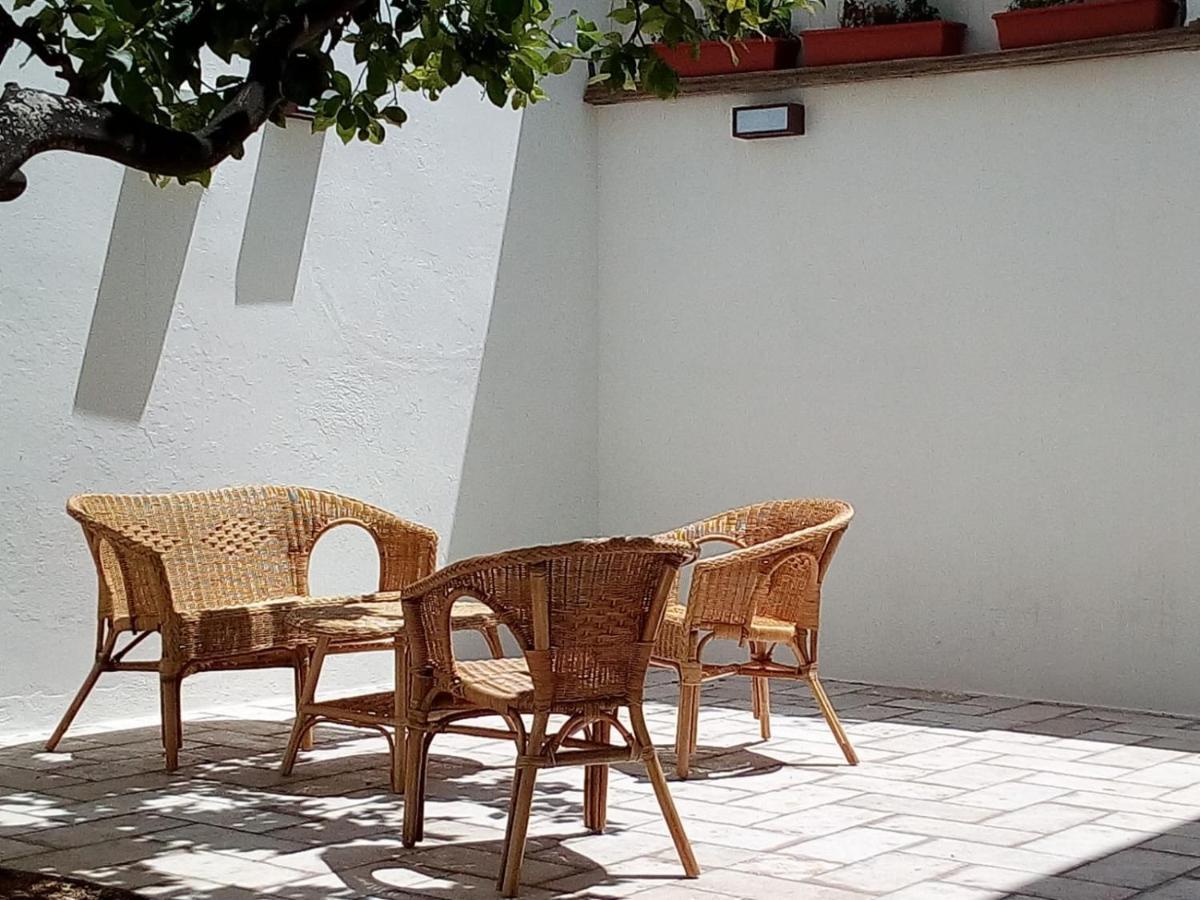 לינה וארוחת בוקר קסטריניאנו דל קאפו Cortile Calinea מראה חיצוני תמונה