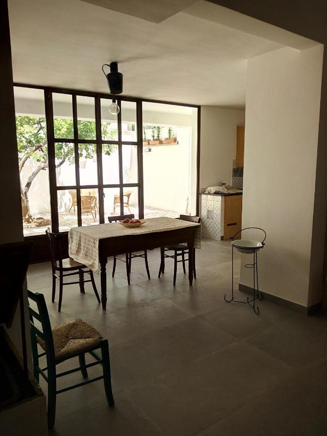 לינה וארוחת בוקר קסטריניאנו דל קאפו Cortile Calinea מראה חיצוני תמונה